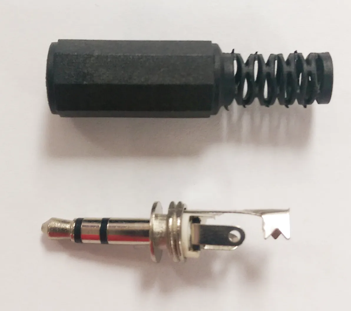 3.5mm STEREO PLUG WITH BLACK PLASTIC HOUSING